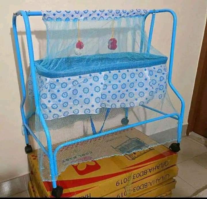 বাচ্চাদের দোলনা