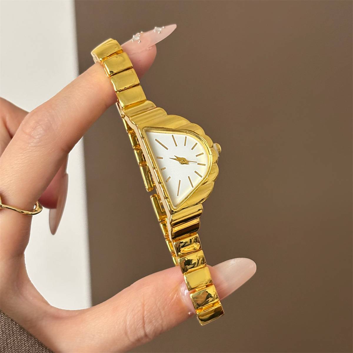 Niche Watches, Light Luxury, Fashionable, Irregular Design, High-End Bracelet Watches for Women, Suitable for Commuting, Cross-Border Wholesale Supply