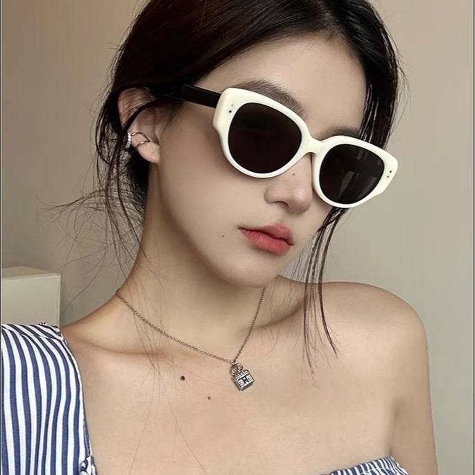 European and American Spice Girls Black and White Cat's Eye Sunglasses Queen Jiaer Same Style Sunglasses Instagram Popular Korean Style Concave Style Street Photographic