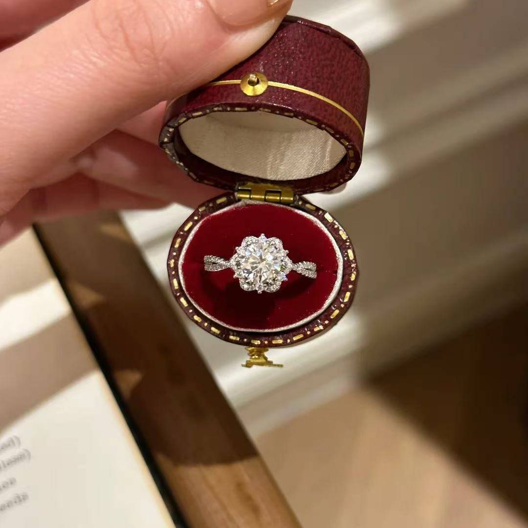 High-End Copper Six-Claw Imitation Diamond Ring for Women, Simple and Fashionable Couple Style Zircon Ring with a Luxurious and Sophisticated Feel, Wholesale