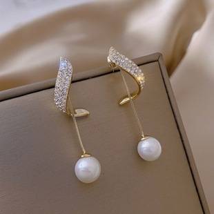 Vintage Light Luxury Gold High-End Earrings for Women 2026 New Style Stud Earrings Niche Fashion Design Ear Accessories Cross-Border Wholesale