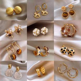 S925 Silver Needle Trendy Gold Earrings with a Light Luxury and High-End Feel, Elegant Pearl Stud Earrings for Women, Unique and Popular Autumn/Winter Accessories