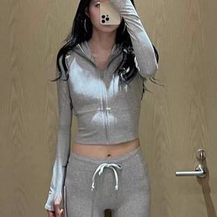 AL *Short, slim-fit, hooded athletic jacket with a drawstring waist and a slightly flared, skin-friendly yoga pant