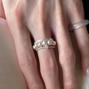 Korean-style minimalist three-layer pearl ring with rhinestone accents, a delicate and luxurious design for women, perfect as a ring for the index finger, featuring a unique and understated aesthetic