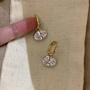 Hailey's vintage pigeon egg earrings are exquisite and luxurious, featuring oval diamond studs, a niche luxury, high-end, versatile accessory