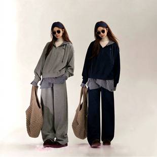 Meng Ziyi and Zhao Zhaoyi wear the same AsGony American college-style two-piece set featuring a plaid patchwork design, consisting of a sweatshirt and sweatpants, for women