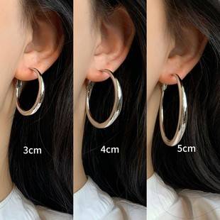 Fashionable Blogger~ Plain Hoop Earrings 2025 New Hot Style Light Luxury Niche Design High-End Feel Hoop Earrings Circular Ear Accessories