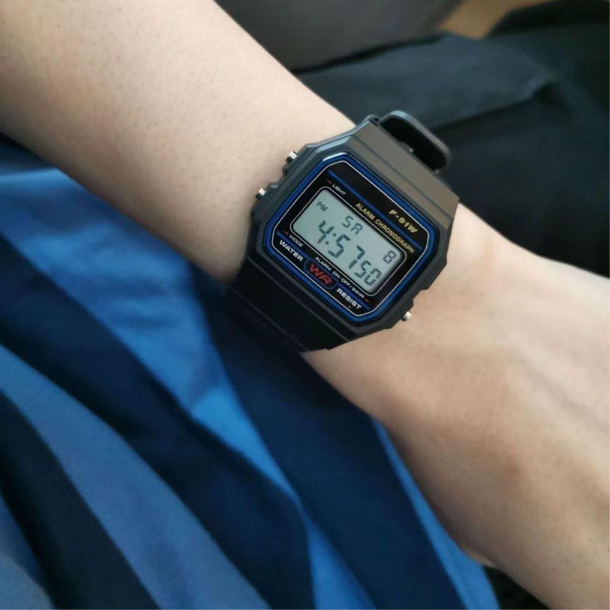 Explosions retro digital display chronograph alarm clock colored lights multifunctional sports student electronic watch cold light F-91W