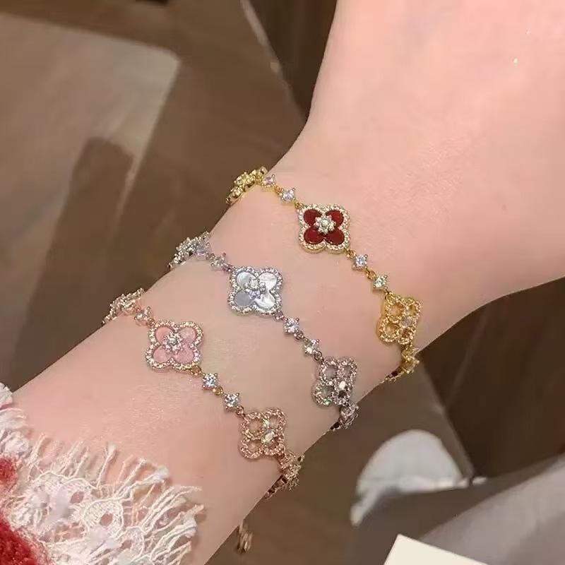 Fashionable Lucky Four-Leaf Clover Natural Mother-Of-Pearl Pull-Out Bracelet for Women, Accessible Luxury and High-End Flower Bracelet Accessories