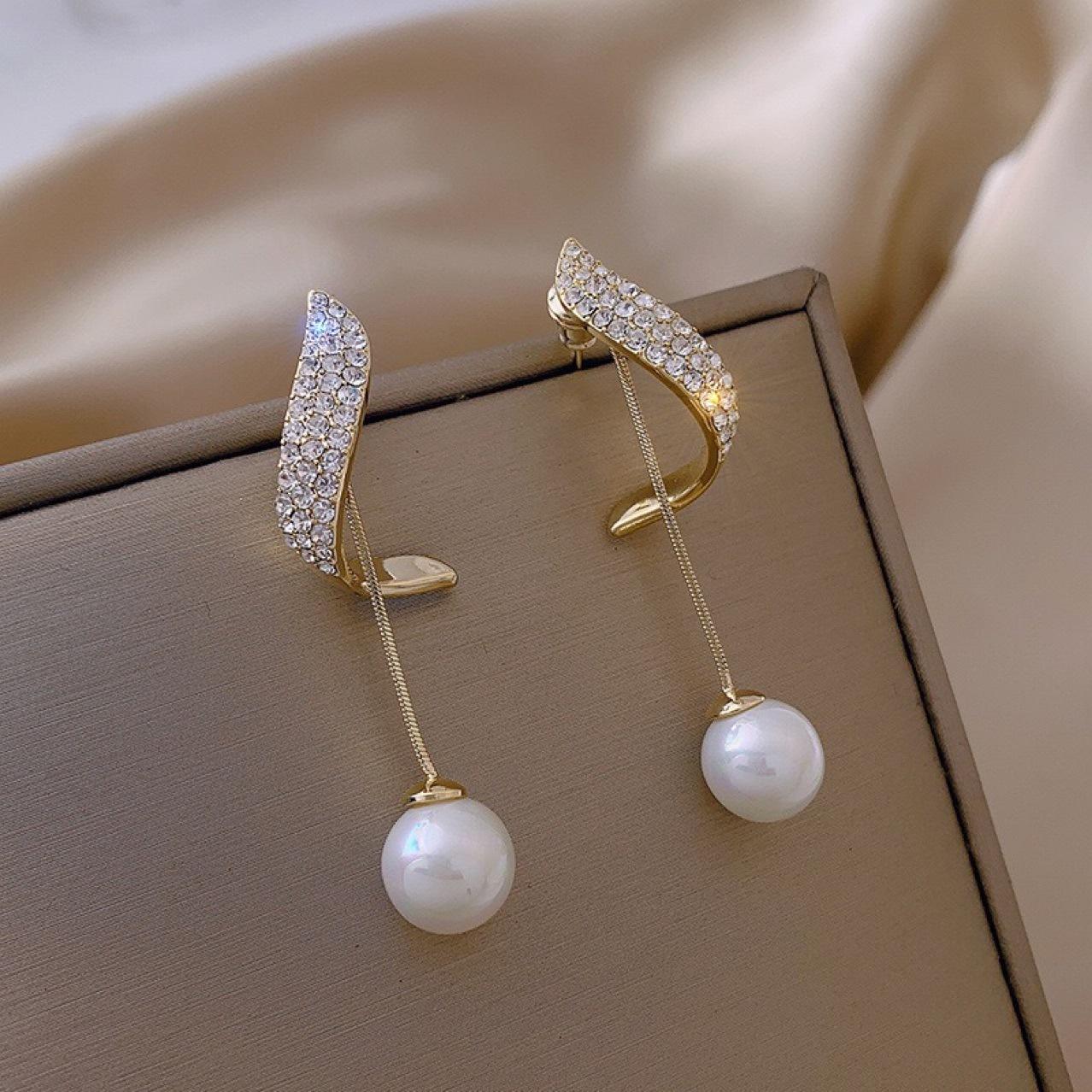 Vintage Light Luxury Gold High-End Earrings for Women 2026 New Style Stud Earrings Niche Fashion Design Ear Accessories Cross-Border Wholesale