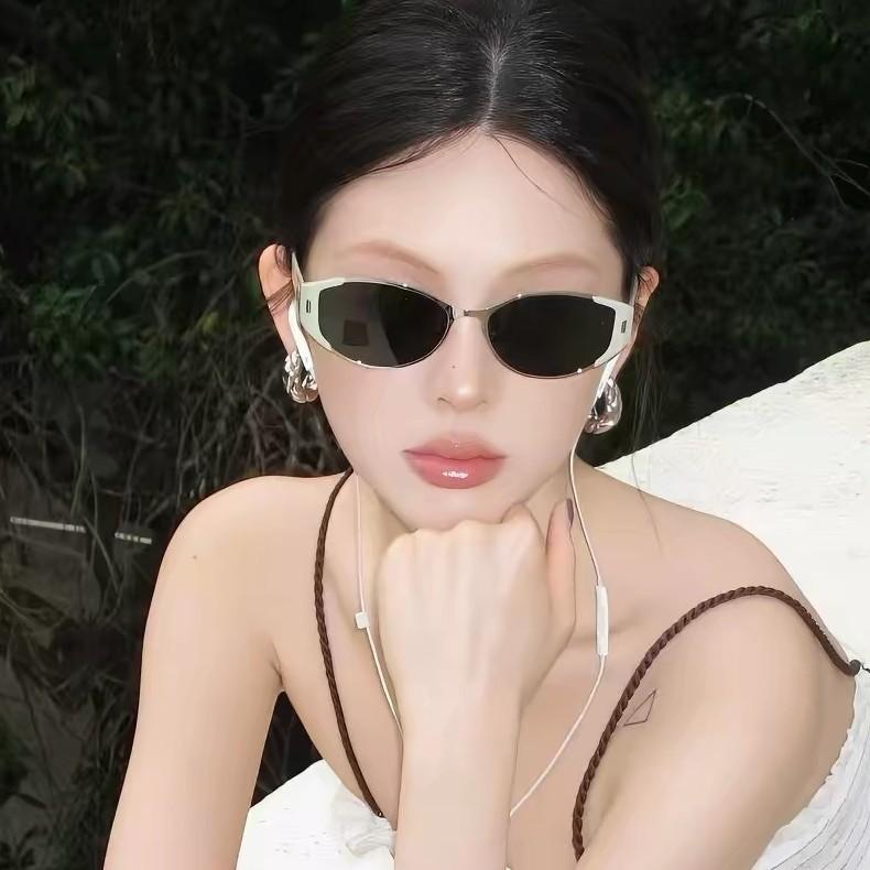 [Doudou Mirror] 2026 New Style Sunglasses for Women, Internet Celebrity Cat-Eye Design, Makes the Face Look Smaller, High-End Feel, Instagram-Style Uv Protection Sunglasses