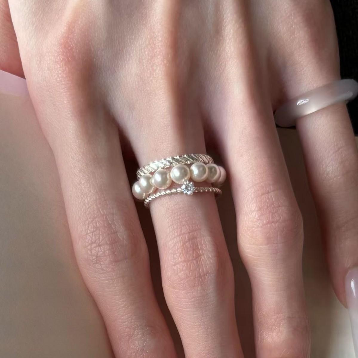 Korean-style minimalist three-layer pearl ring with rhinestone accents, a delicate and luxurious design for women, perfect as a ring for the index finger, featuring a unique and understated aesthetic