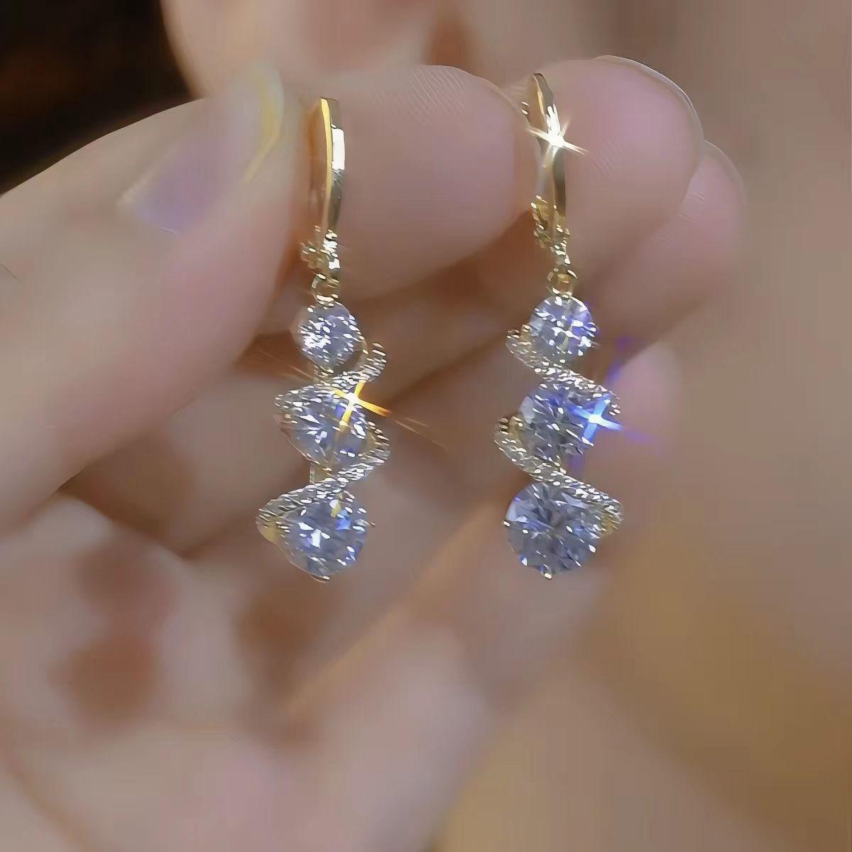 Luxurious and sophisticated moissanite earrings for women, simple and elegant, dazzling and fashionable, versatile ear accessories