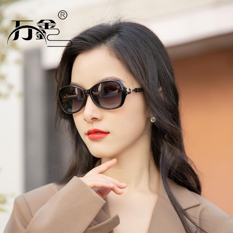 New ladies sunglasses summer sunscreen High sense sunglasses women's four-leaf clover small frame glasses live a generation of hair