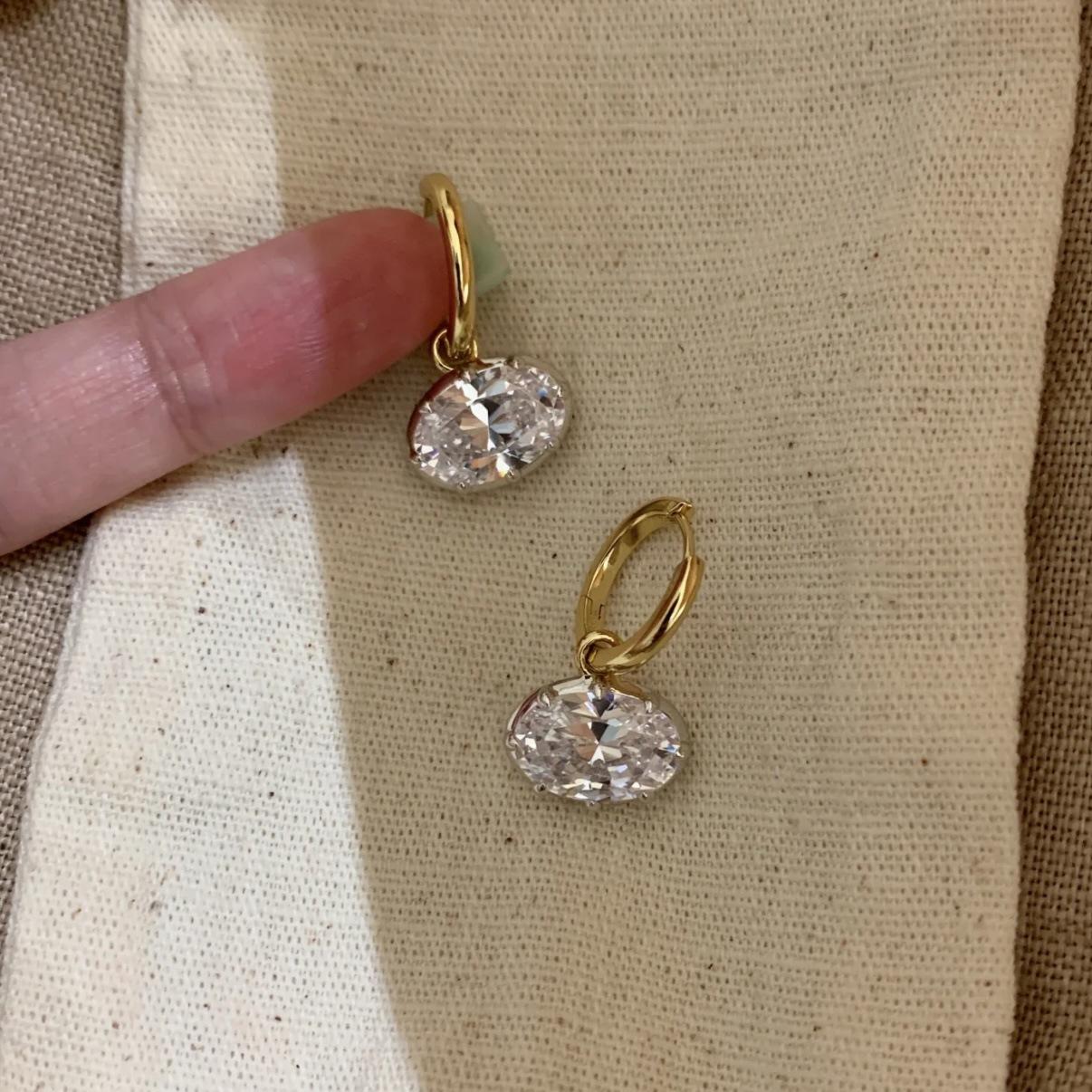 Hailey's vintage pigeon egg earrings are exquisite and luxurious, featuring oval diamond studs, a niche luxury, high-end, versatile accessory