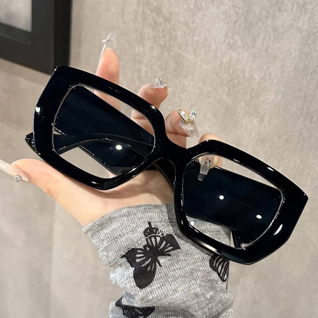 Super Large Box Sunglasses Women's 2025 Cross-border New Products Personalized Thick Mirror Legs Internet Trendy Street Photography Plain Sunglasses