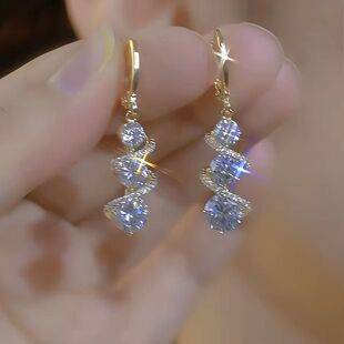 Luxurious and sophisticated moissanite earrings for women, simple and elegant, dazzling and fashionable, versatile ear accessories
