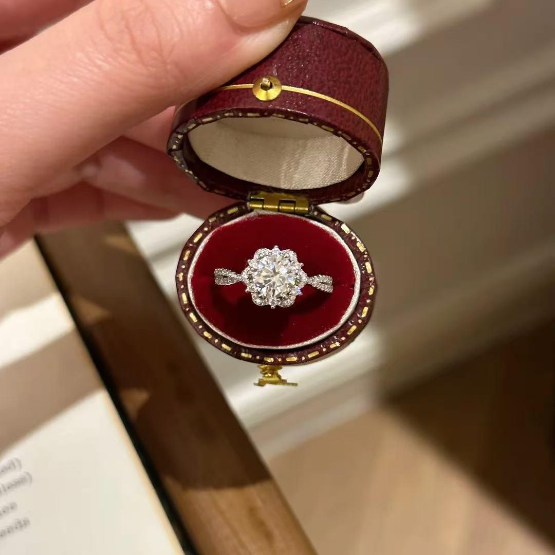 High-End Copper Six-Claw Imitation Diamond Ring for Women, Simple and Fashionable Couple Style Zircon Ring with a Luxurious and Sophisticated Feel, Wholesale