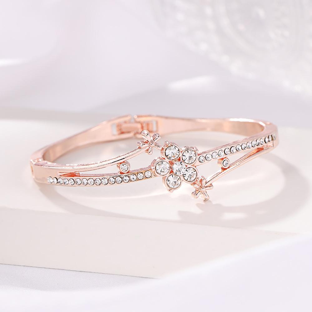 European and American New Fashion Light Luxury Style Three-Color Floral Alloy Bracelet with a High-End Feel, Creative Full Diamond Bracelet Wholesale